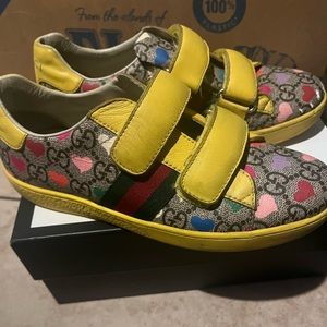 Size 32 Gucci shoes